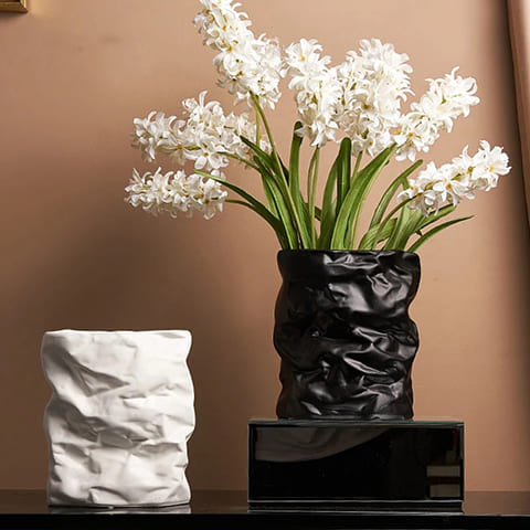 Vase Artisanal Effet Papier Froissé Noir ou Blanc