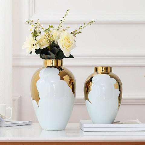 Vase Blanc et Or Motif Feuilles de Houx