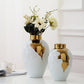 Vase Blanc et Or Motif Feuilles de Houx