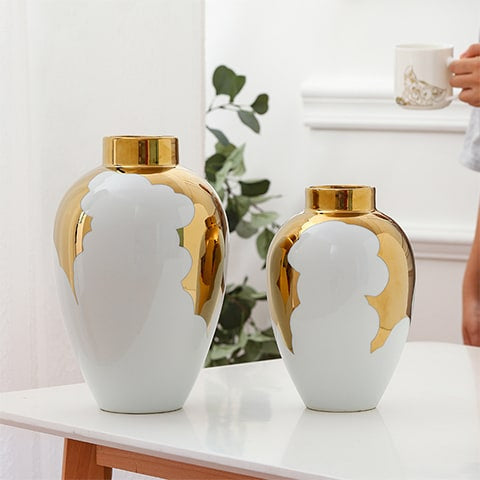 Vase Blanc et Or Motif Feuilles de Houx