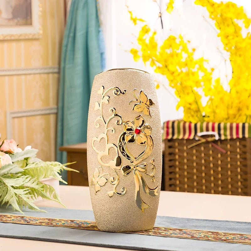 Vase Raffiné Givré Doré Motifs Cœurs et Papillons