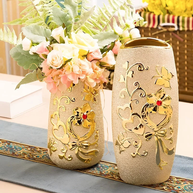 Vase Raffiné Givré Doré Motifs Cœurs et Papillons