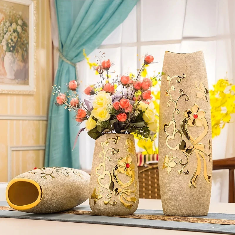 Vase Raffiné Givré Doré Motifs Cœurs et Papillons