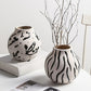 Vase Rond Blanc Motifs Décoratifs