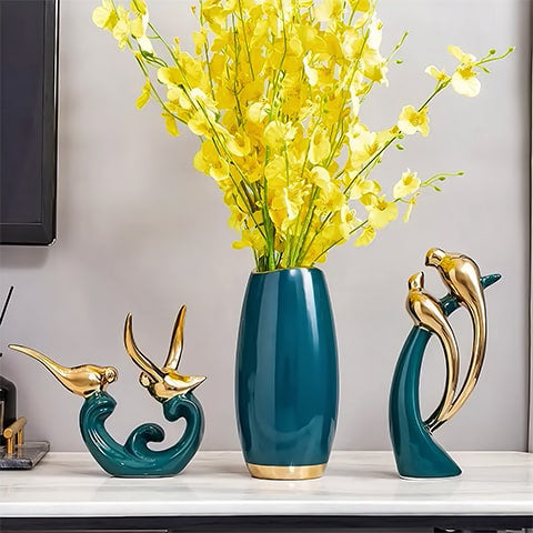 Vase Vert Foncé et Ses Ornements